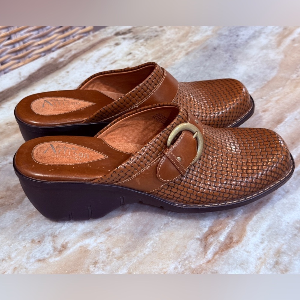 Women’s CLARKS Artisan brown leather woven mules- Size 8 - Picture 3 of 7